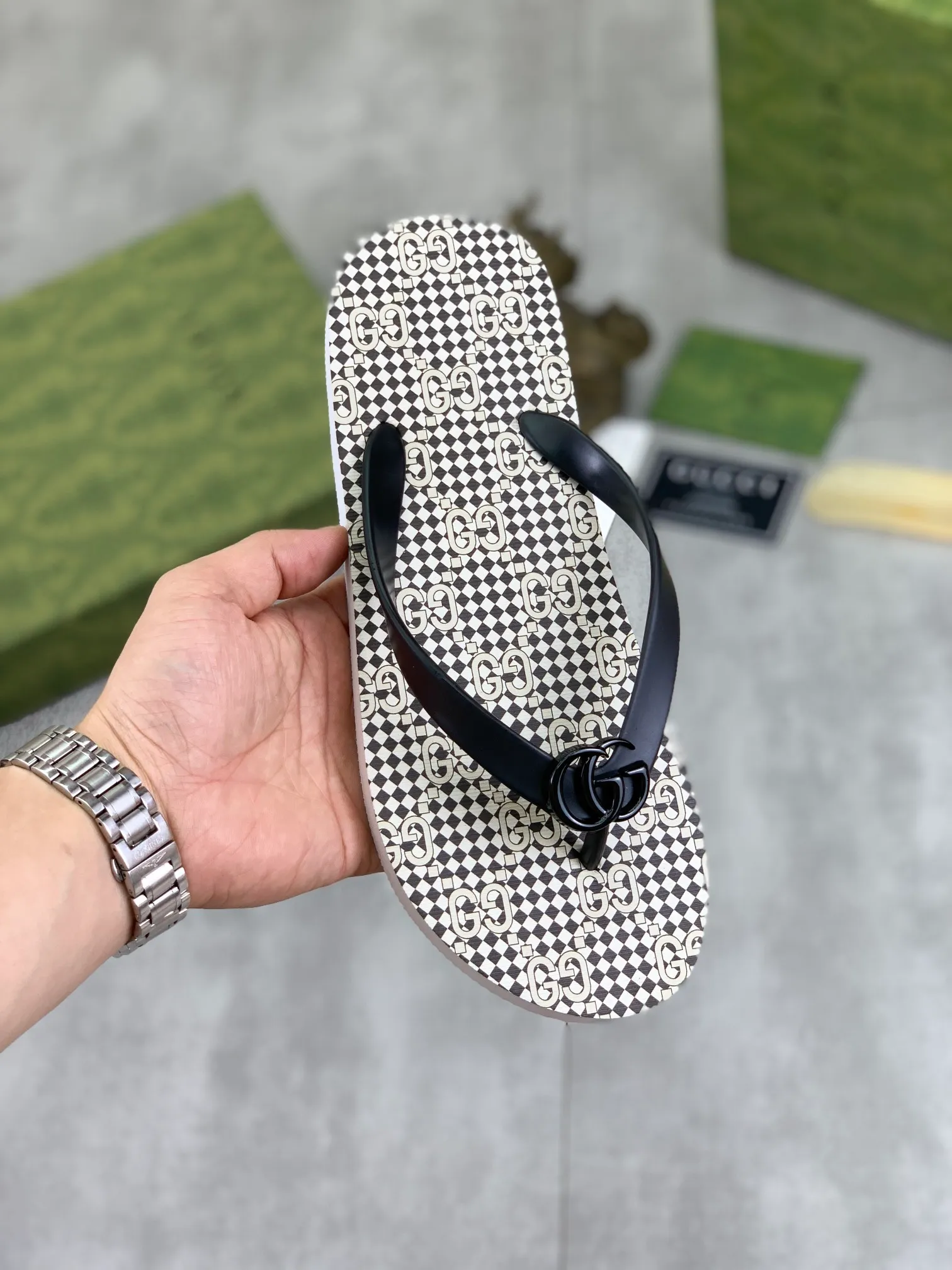 Men's men's shoes 💰P220💰【New style】🆘【GUCCI】Official website's popular Gucci adult couple 🧑‍🤝‍🧑 style, children's flip-flops are on sale at the counter simultaneously! Original fabric imported from Italy. Original bottom provided by the original factory. Size: Adult 36-45. Children’s size: 30-37. Multiple colors available.